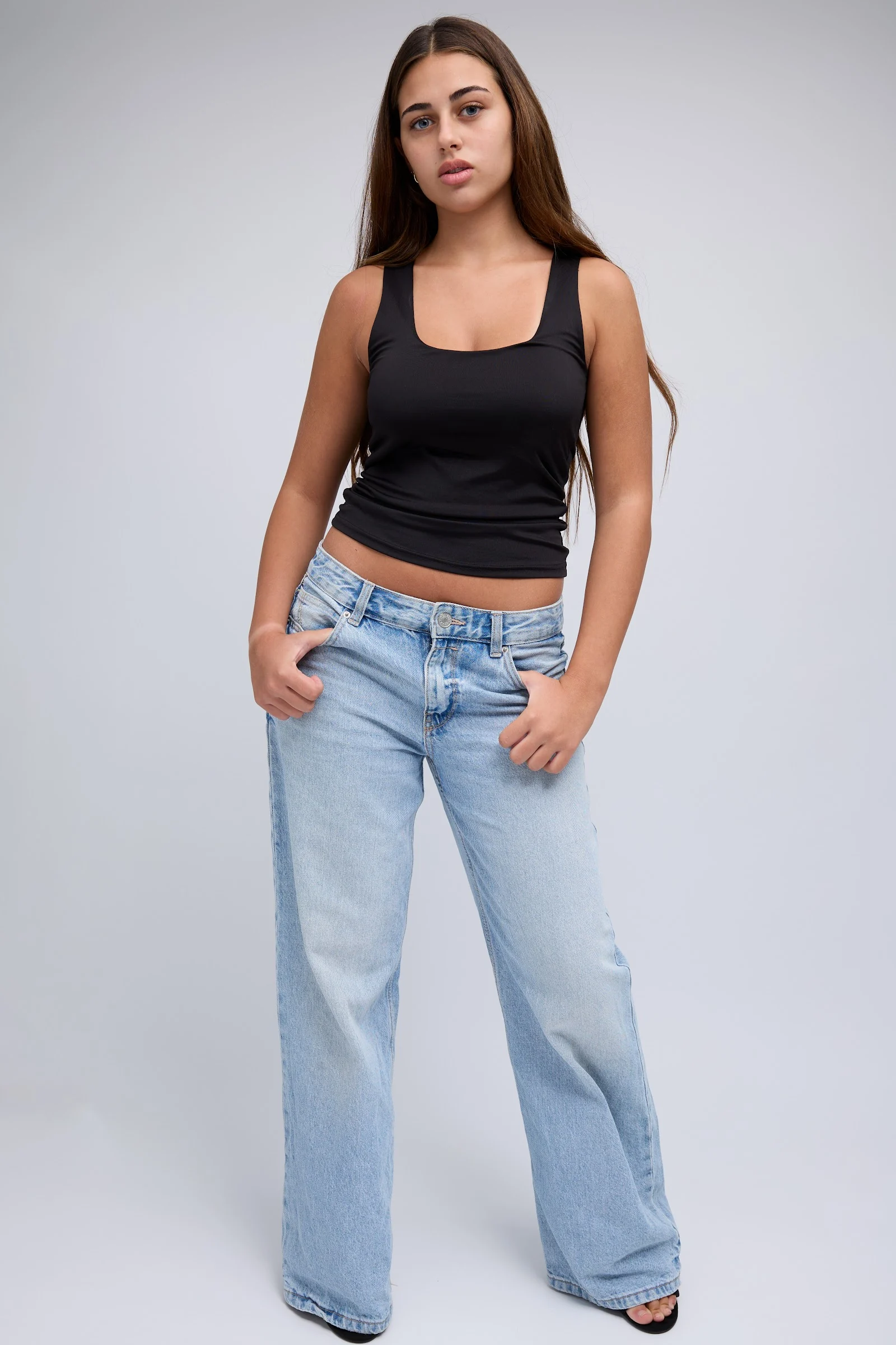 Sara de cuerpo entero en una pose de casting