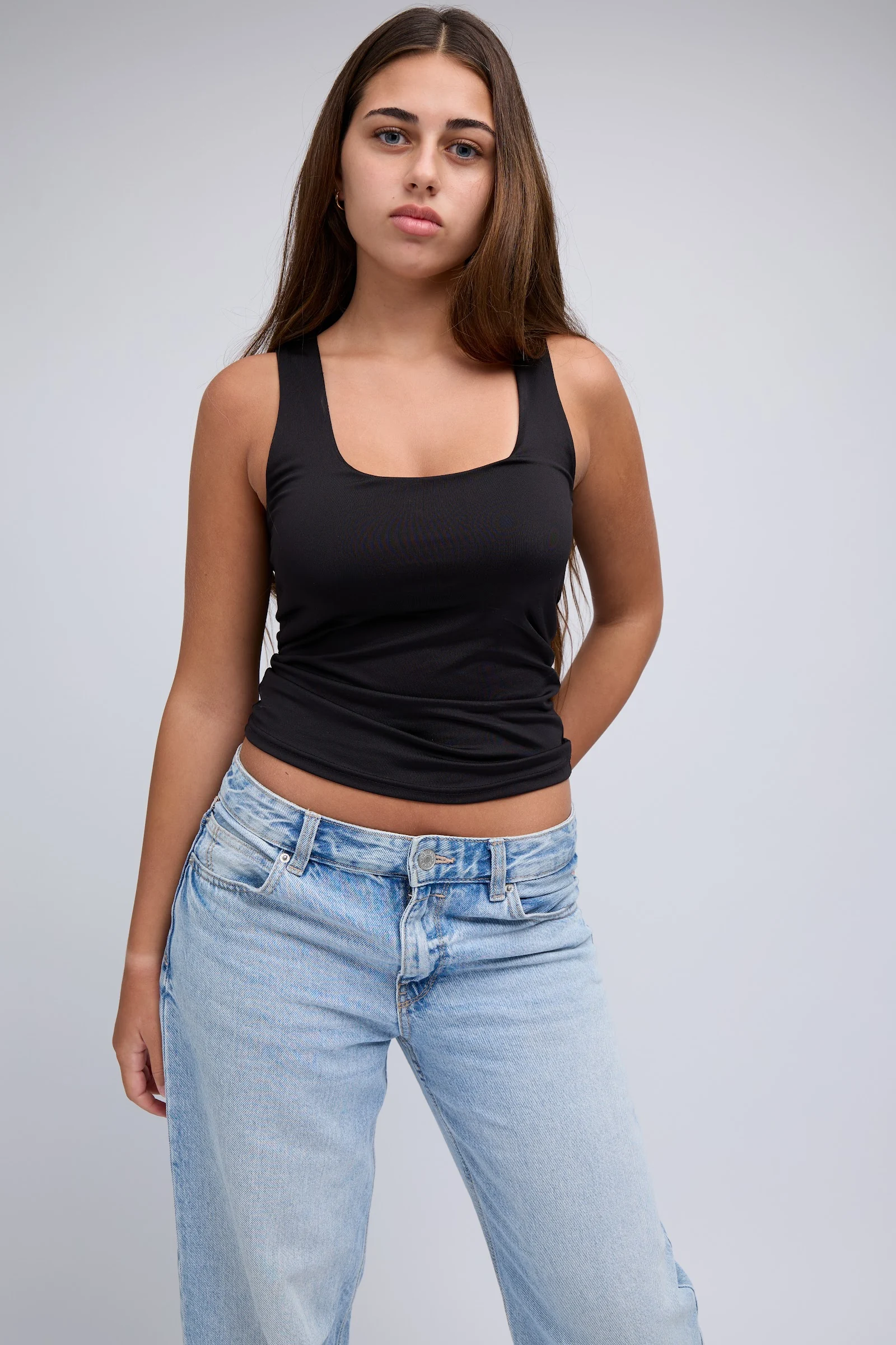 Sara de pie en fotografía de casting